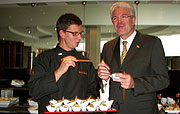 ZEN Küchenchef Simon Weise (li.) und Hoteldirektor Reinhold Weise beim probieren der köstlichen Asia Speisen (Foto: Marikka-Laila Maisel